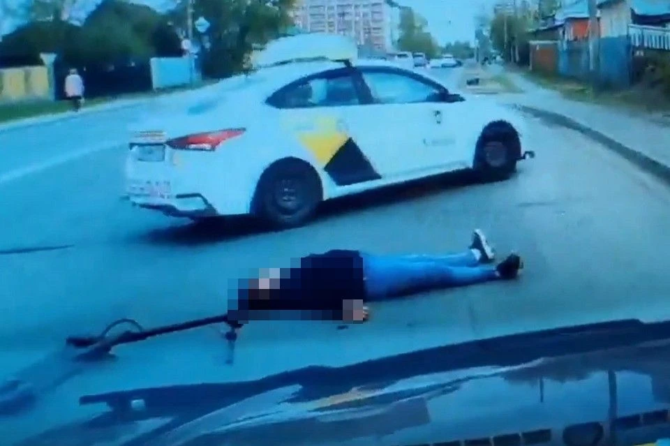 Женщина упала навзничь с самоката на проезжую часть. Фото: кадр из видео Катерины Храпенковой.
