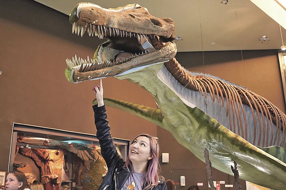 В «Ночь музеев» кто-то отважно щекотал динозавров, не боясь ничего.