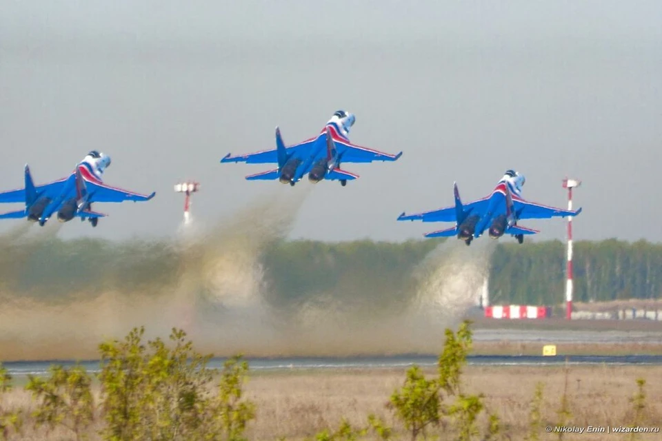 Над Новосибирском пролетели восемь самолетов Су-30 и Су-35 пилотажной группы «Русские Витязи». Фото: Николай Енин