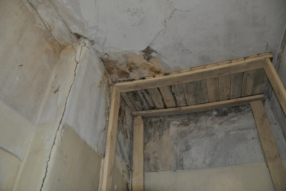 Потолок обрушился в доме в Хабаровском крае