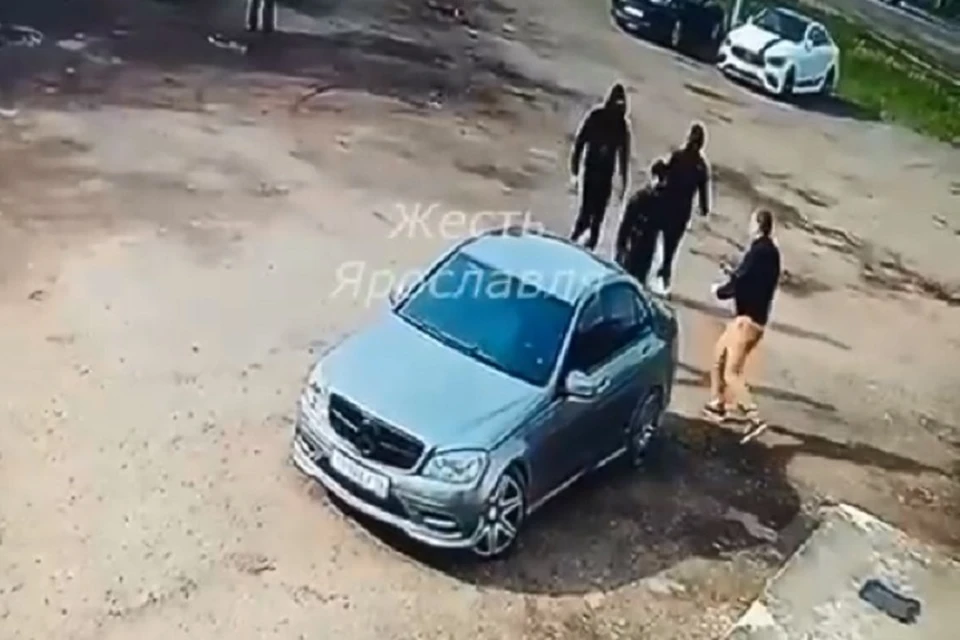 По словам очевидцев, троица в масках пыталась посадить мужчину в машину. Скриншот с видео, группа "Жесть Ярославль" ВКонтакте