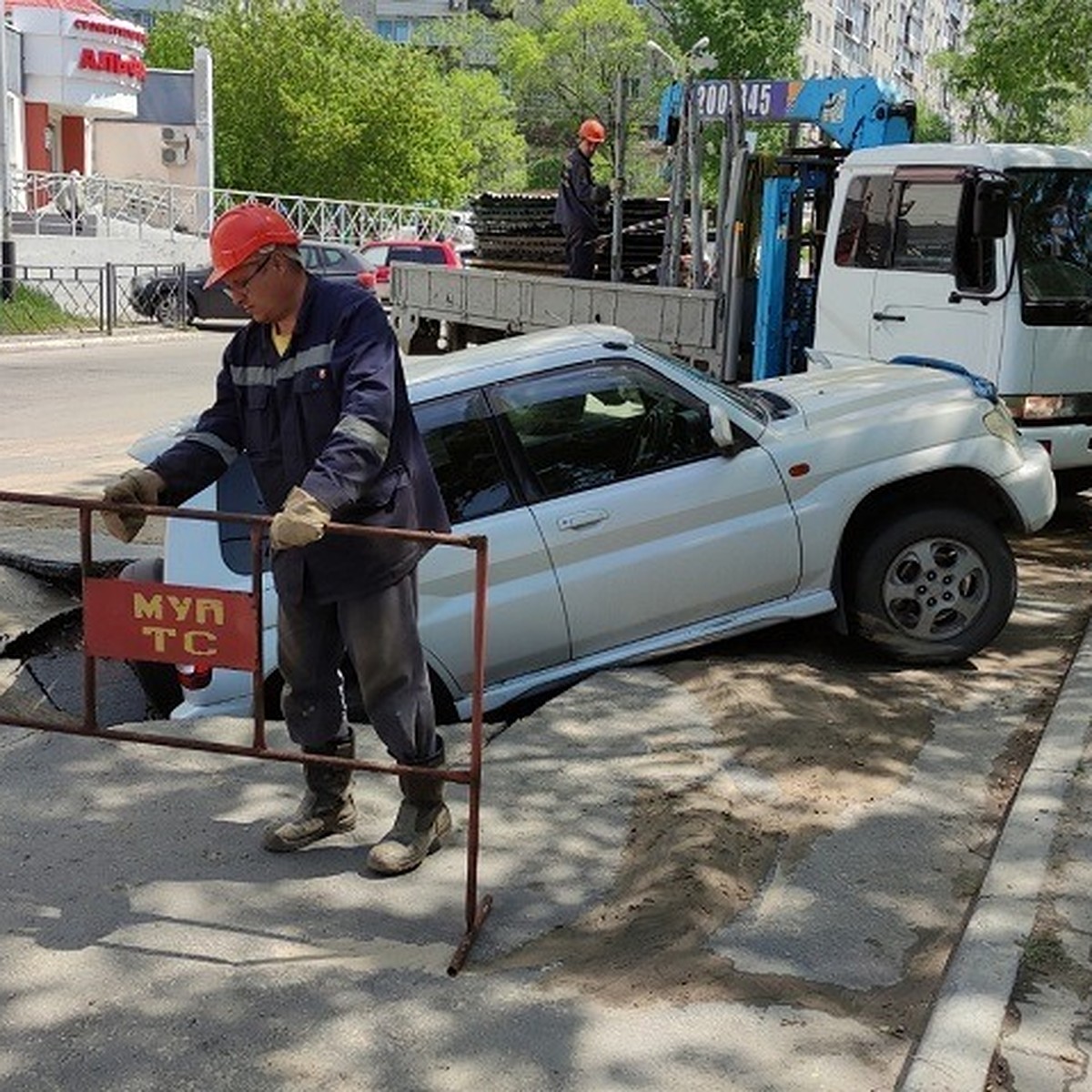 Машина провалилась в яму: автомобиль оказался в водяной ловушке из-за  прорыва водопровода в центре Хабаровска - KP.RU