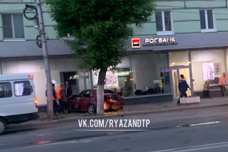 На Первомайском проспект в Рязани засняли разбитый автомобиль на тротуаре. Фото: vk.com/ryazandtp