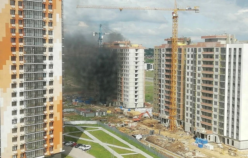 В Туле на улице Новомосковской загорелся строящейся многоэтажный дом