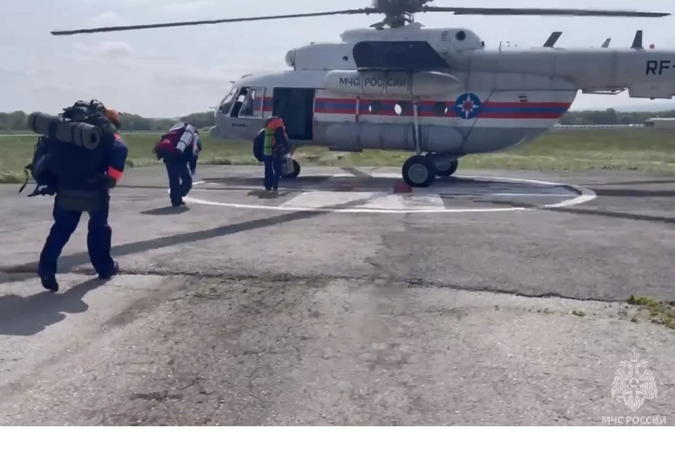 Группу белорусских туристов спасатели обнаружили на высоте 3800 метров под вершиной горы Утюг. Фото: стоп-кадр | видео МЧС России