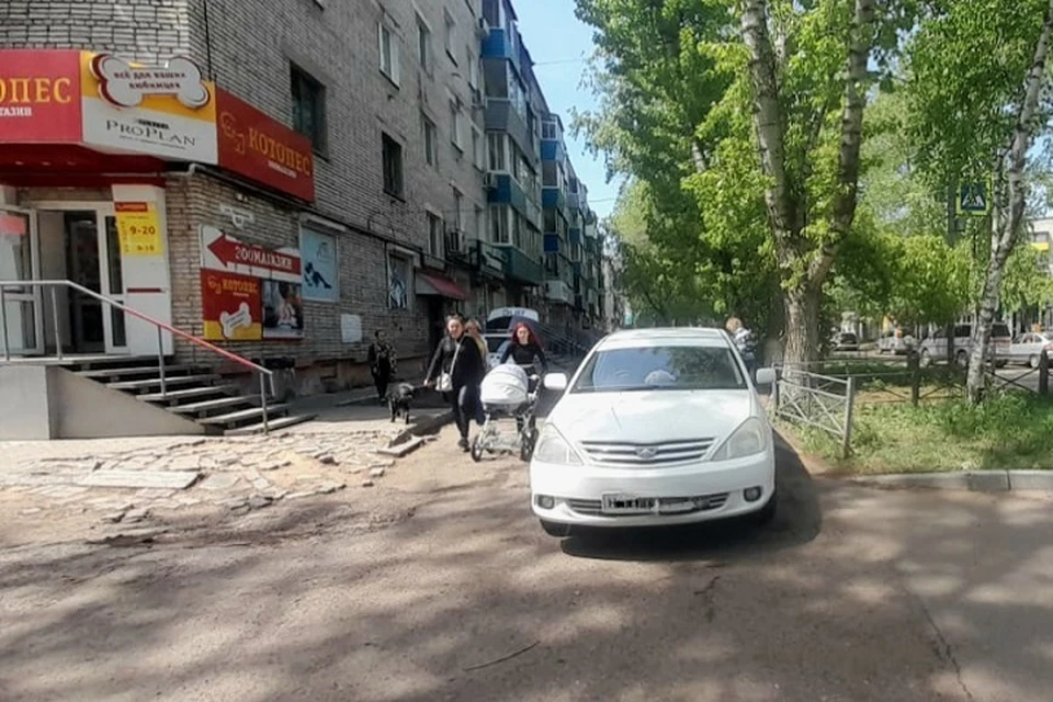 Автомобиль сбил пожилую женщину на тротуаре Фото: ОГИБДД по Комсомольску