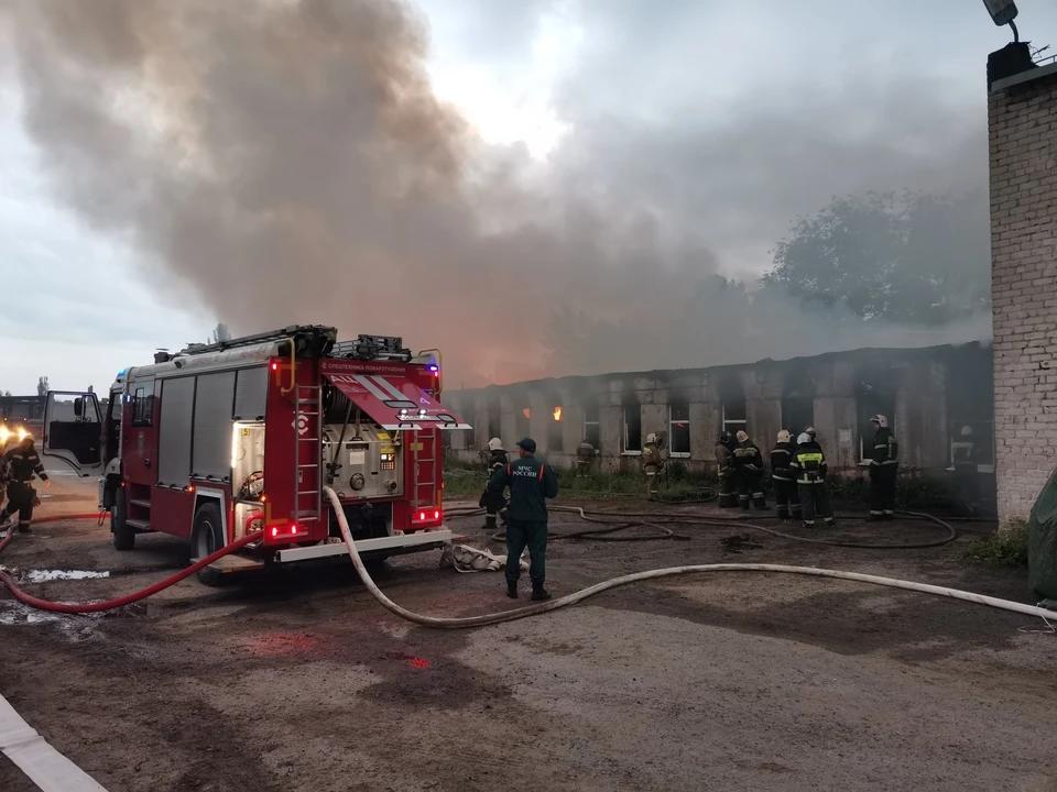 В Нововоронеже огонь тушили более двух часов. Фото с места пожара.