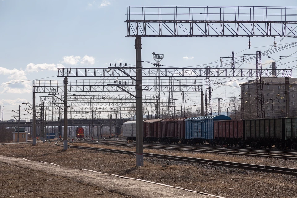 В Красноярске ночью потушили горящие релейные шкафы железной дороги