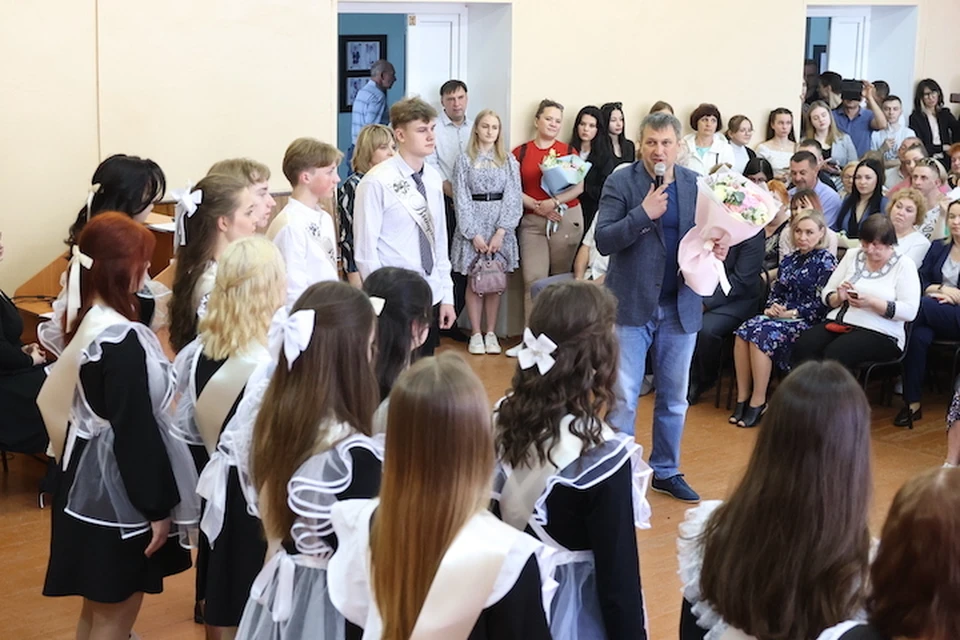 Глава города Дзержинска Иван Носков поздравил выпускников с окончанием школы