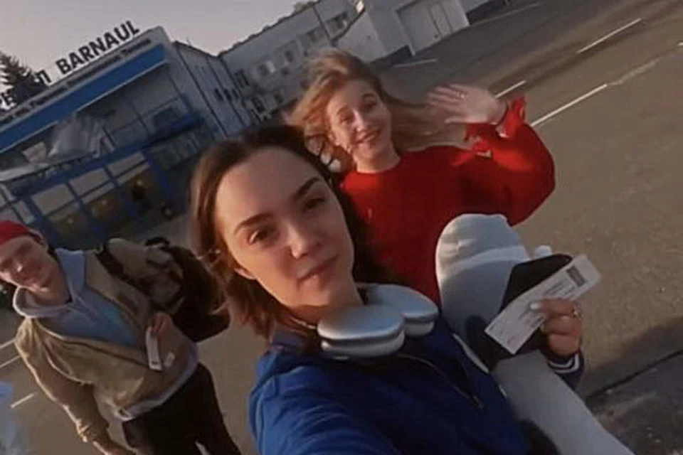 Евгения Медведева в аэропорту Барнаула. Скриншот видео спортсменки