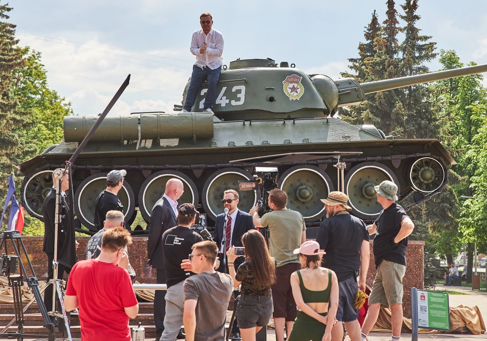 Несколько сцен сняли рядом с памятником Уральскому добровольческому танковому корпусу.