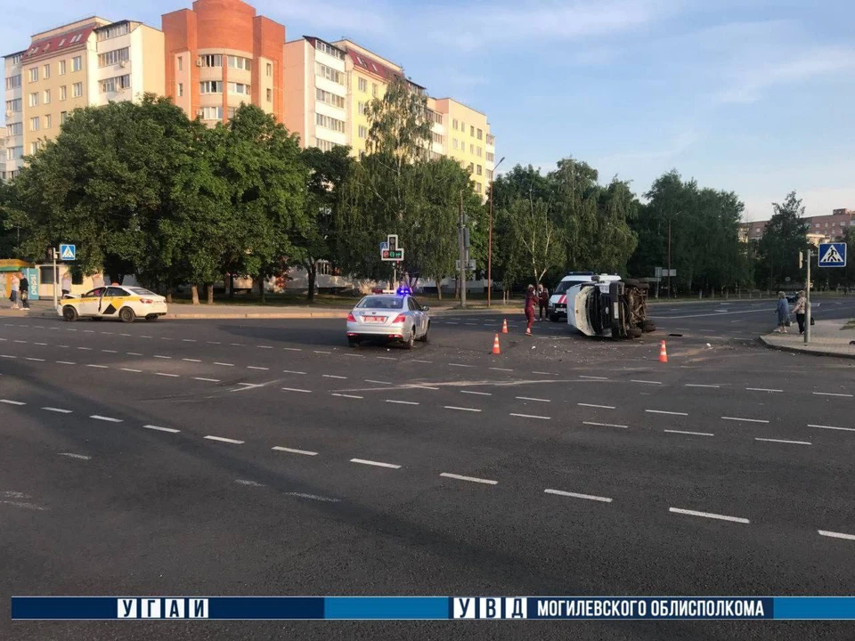 В Могилеве на перекрестке столкнулись микроавтобус и такси. Фото: УВД Могилевского облисполкома