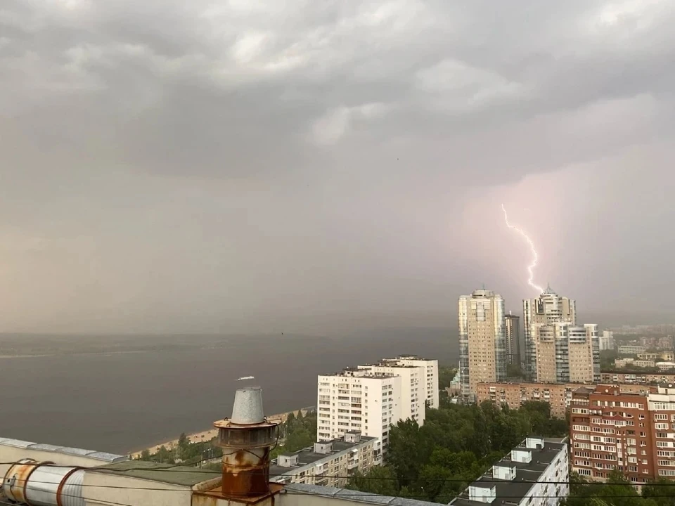 При грозе усилится ветер, может пойти град.