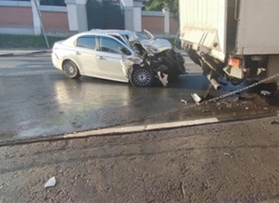 Молодой водитель на Peugeot 301 рано утром влетел в стоящий на Волжском проспекте грузовик