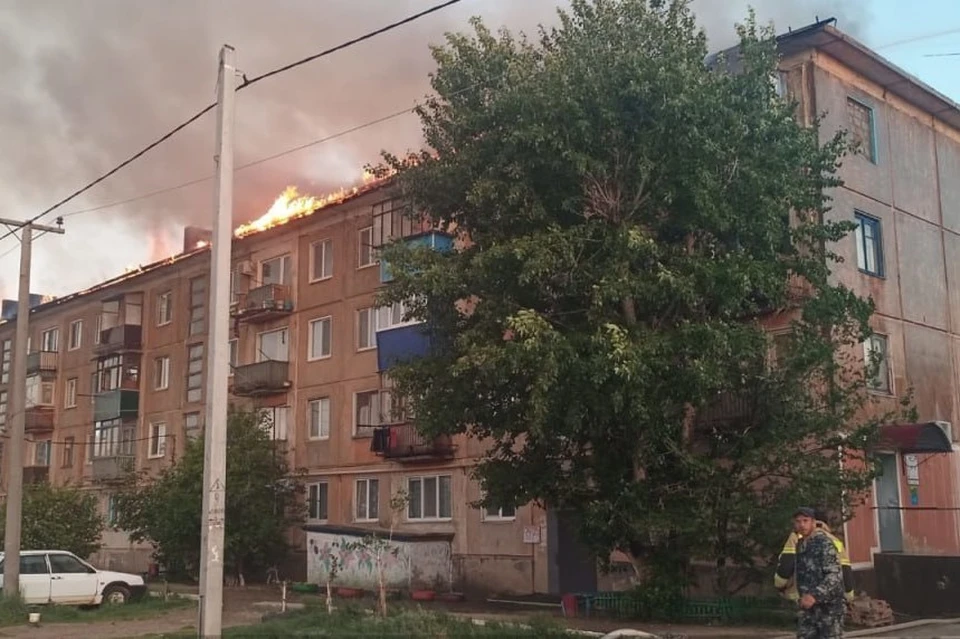 На месте находится исполняющий обязанности прокурора Светлинского района Виктор Кучеров.
