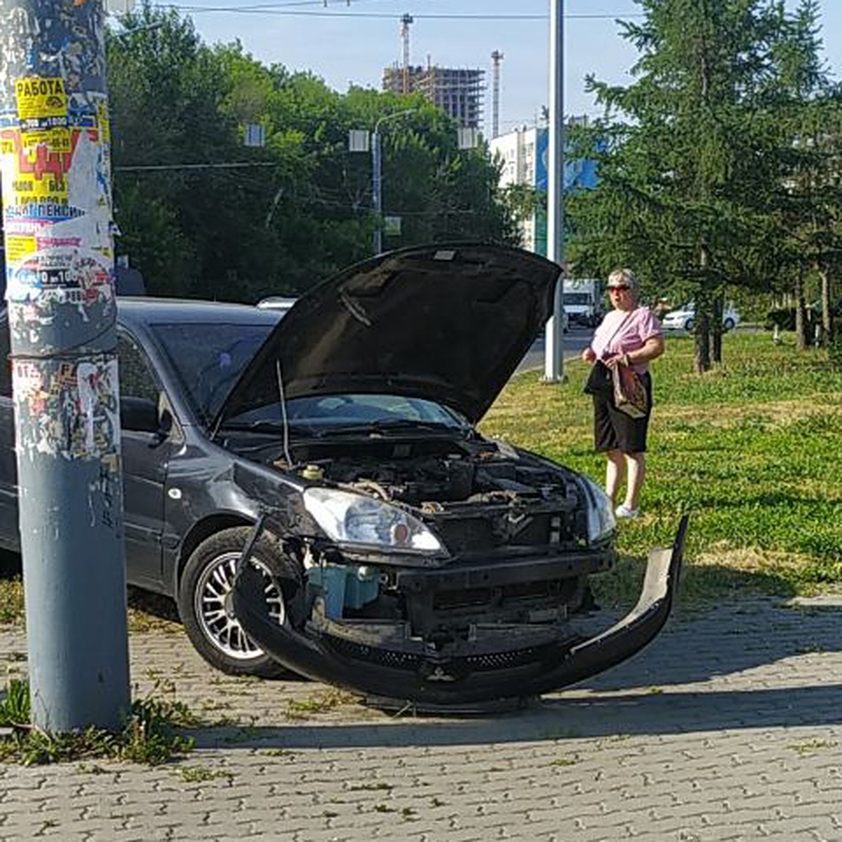 В центре Челябинска машина вылетела на тротуар - KP.RU