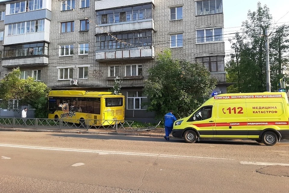 В Ярославле желтый автобус чуть не врезался в стену дома. ФОТО: группа "Местоположение ДПС - Ярославль" ВКонтакте