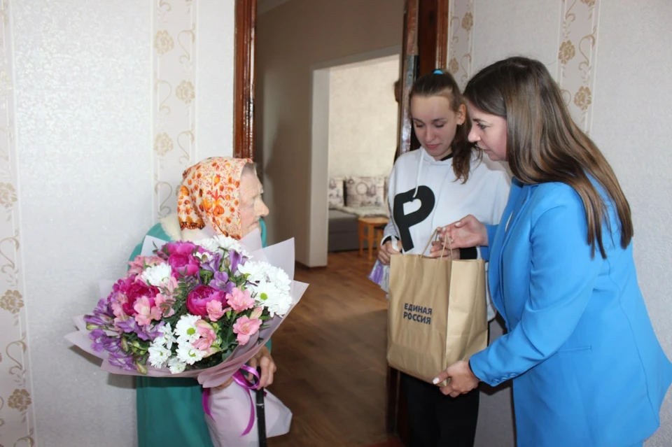 Ветерана поздравили со 100-летним юбилеем. Фото - реготделение партии "Единая Россия"