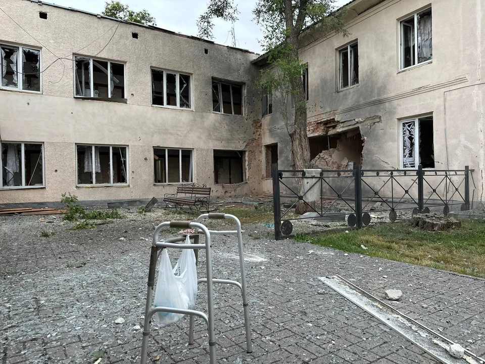 Вооруженные силы Украины ствольной артиллерией обстреляли ПВР, в котором находились мирные жители.