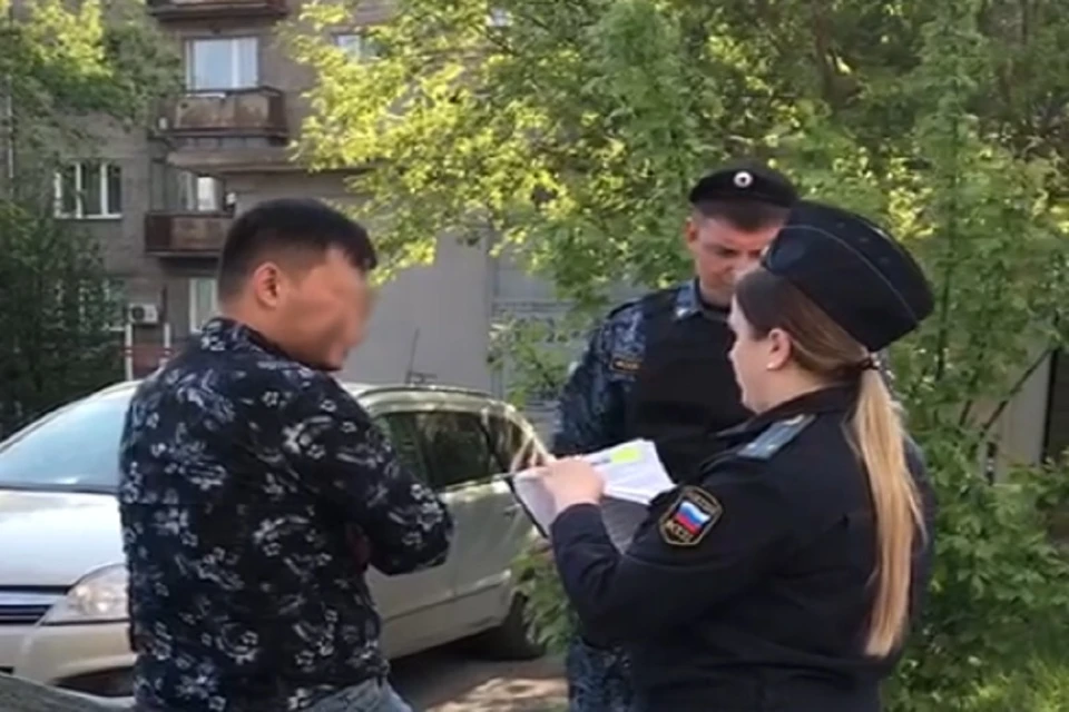 В Новосибирске у таксиста-мигранта, задолжавшего детям 400 тысяч рублей, забрали машину. Фото: ГУ ФССП по НСО.