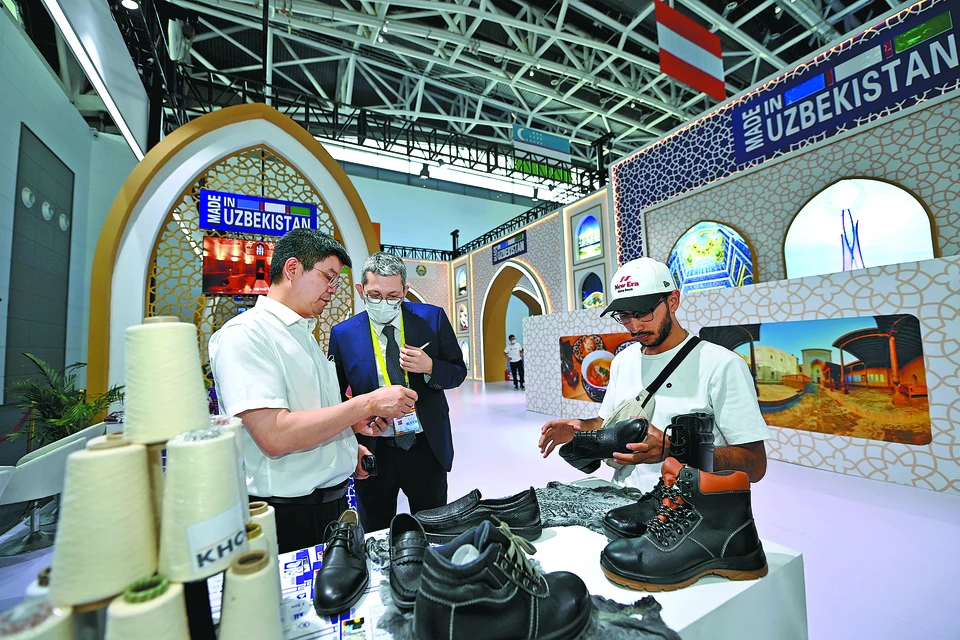 Посетители знакомятся с местными продуктами на выставочной площадке Узбекистана во время Шестой международной выставки «Шелковый путь» в Сиане, провинция Шэньси, 14 августа 2022 года.