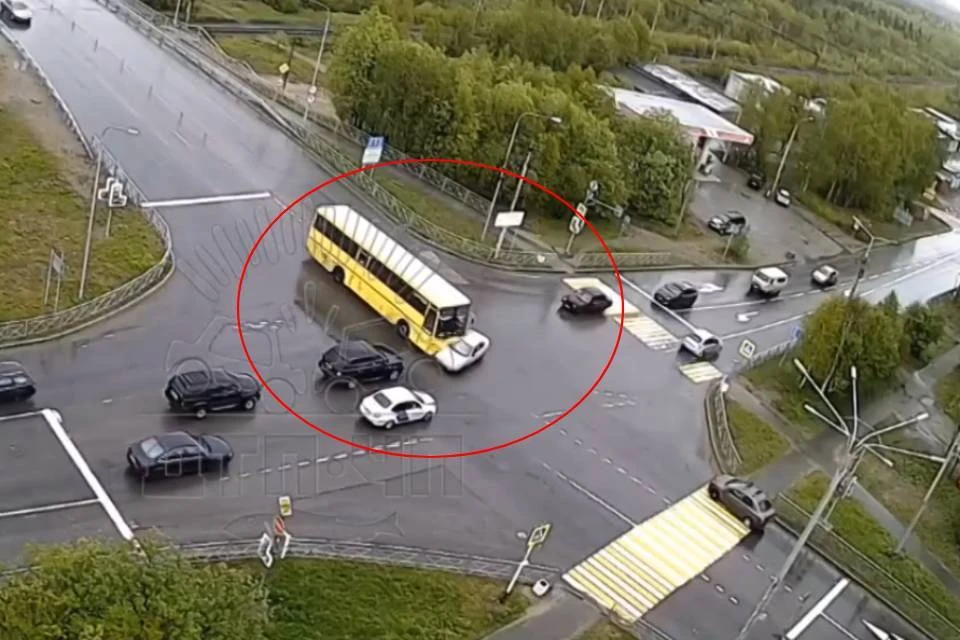 Автобус проехал на красный сигнал светофора. Фото: vk.com/murmansk_dtp