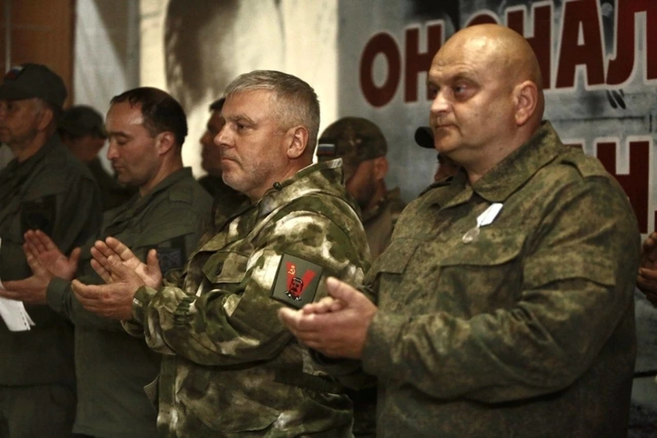 Бойцам торжественно вручили медаль "За отвагу". ФОТО: телеграм-канал Евгения Балицкого