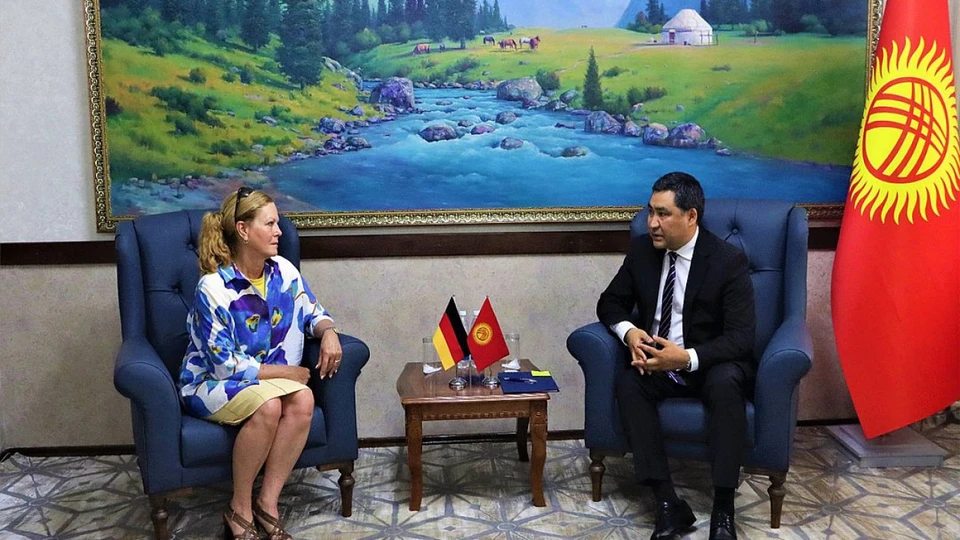 Госпожа посол ФРГ в Кыргызстане Габриэла Геллил и министр экономики и коммерции Кыргызстана Данияр Амангельдиев.