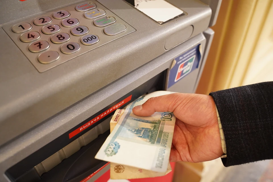 В выходные и праздничные дни жители Запорожской области смогут пользоваться банкоматами ПСБ. Фото: архив "КП"