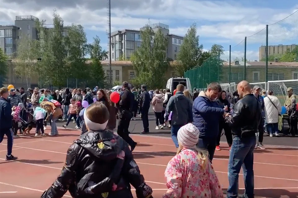 Дети полицейских смогли увидеть настоящий «Щенячий патруль». Фото: скриншот из видео