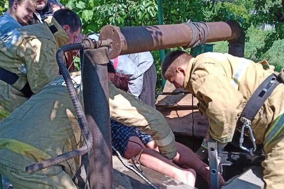 Жителя Вахрушево извлекли из колодца. Фото - МЧС ЛНР