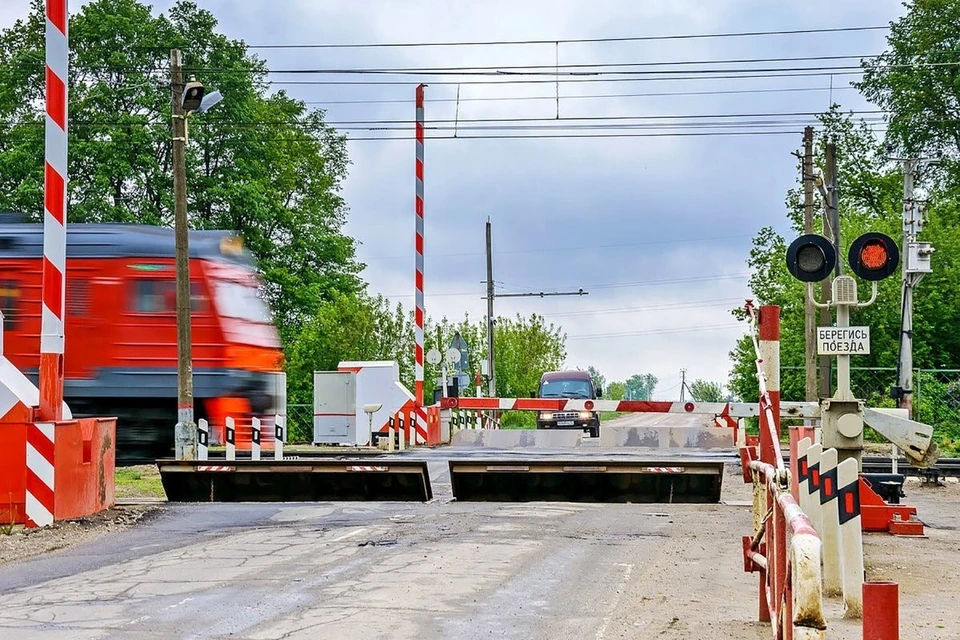 Переезд - одно из самых опасных мест на железной дороге. Фото: РЖД.