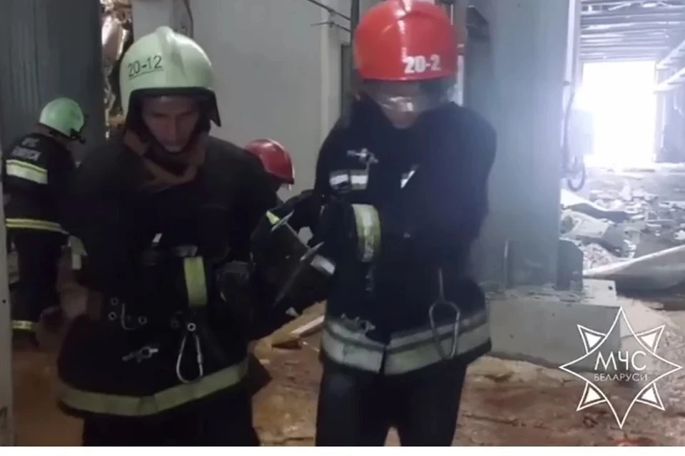 Спасатели разбирают завалы после взрыва на Светлогорском целлюлозно-картонном комбинате. Фото: стоп-кадр | видео МЧС