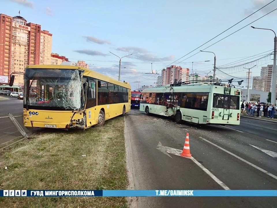 В Минске в жутком ДТП на Притыцкого столкнулись машина, автобус и троллейбус. Фото: телеграм-канал УГАИ ГУВД Мингорисполкома