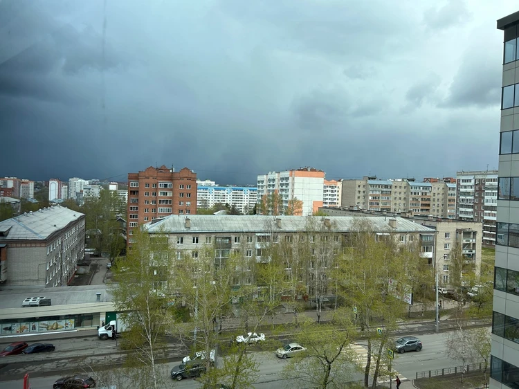 Штормовое предупреждение объявлено в Томске из-за грозы и ветра
