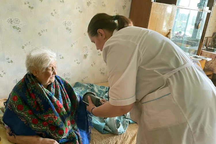 Вернулась к привычной жизни: чепецкие врачи вылечили 101-летнюю пациентку