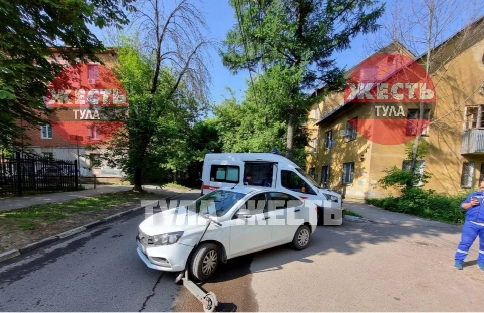 В Туле на улице Смидовича автомобиль Lada сбил 38-летнего мужчину на самокате