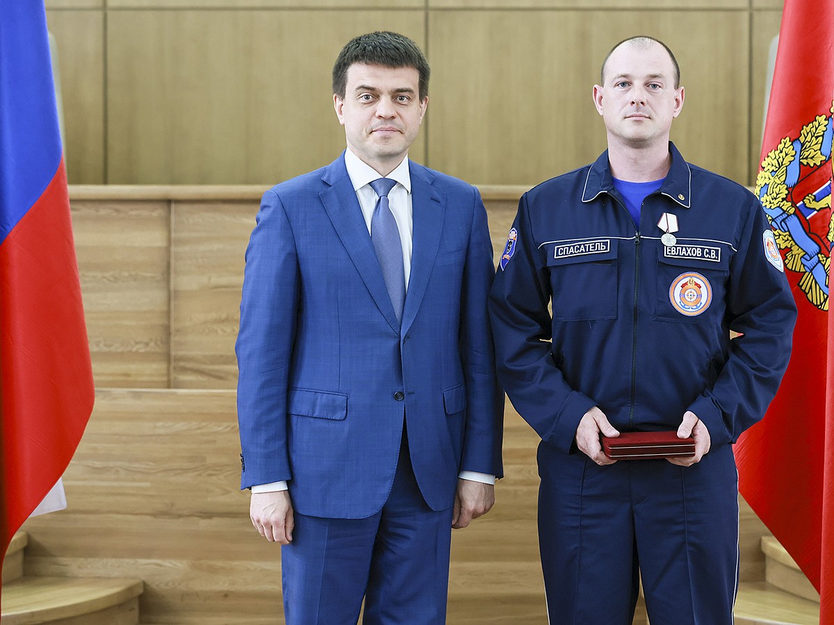 Более двух часов держал ее за руку и успокаивал: водолаза из Минусинска  наградили медалью «За спасение погибавших» - KP.RU