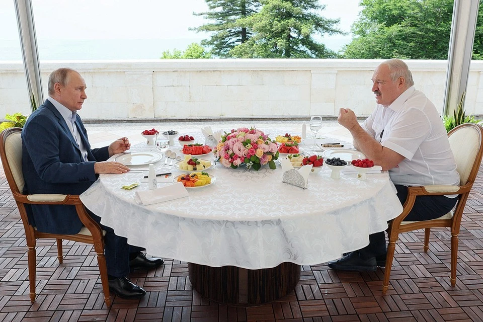 Владимир Путин и Александр Лукашенко сели за большим летним столом с белой скатертью