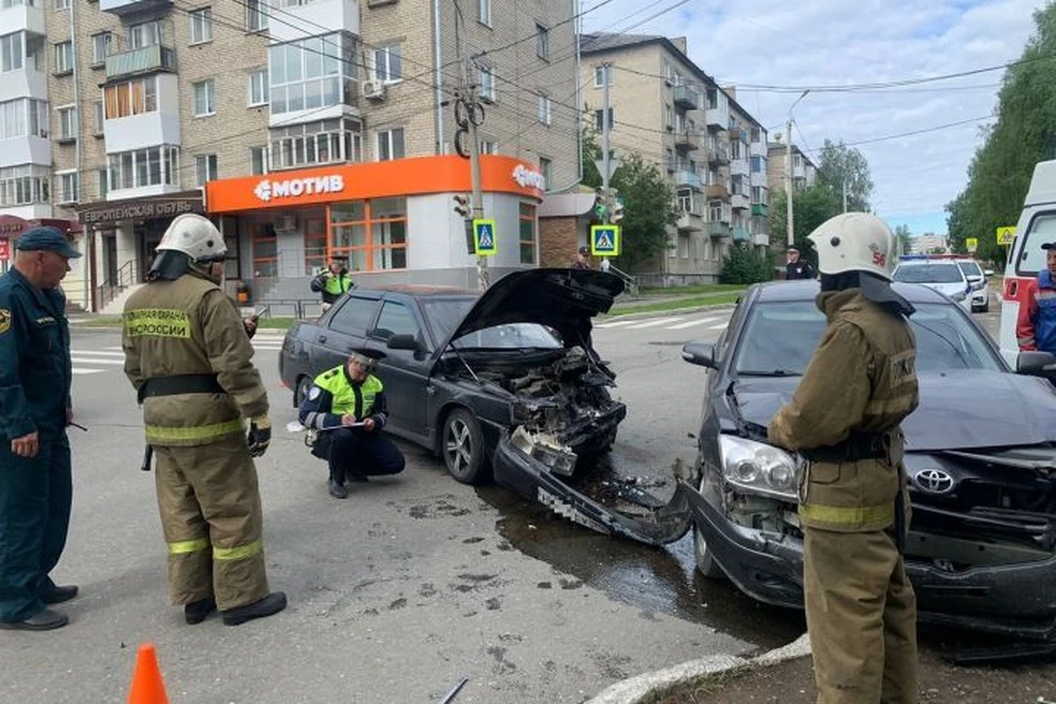 Машины столкнулись на перекрестке улиц Карла Маркса и Луначарского Фото: со страницы ГИБДД Серова в социальной сети Вконтакте