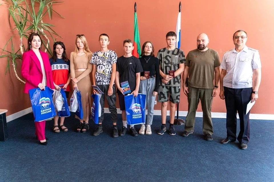 Десять 14-летних запорожцев получили первый российский паспорт. ФОТО: телеграм-канал ГУ МВД России по Запорожской области