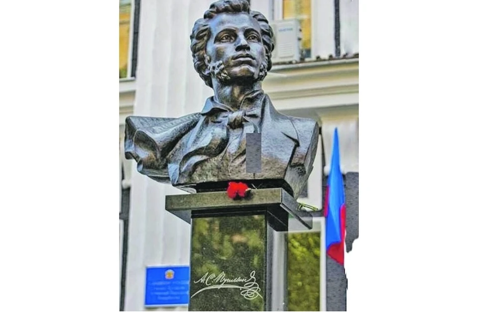 В Луганске бюст поэта перенесли на улицу Пушкина.