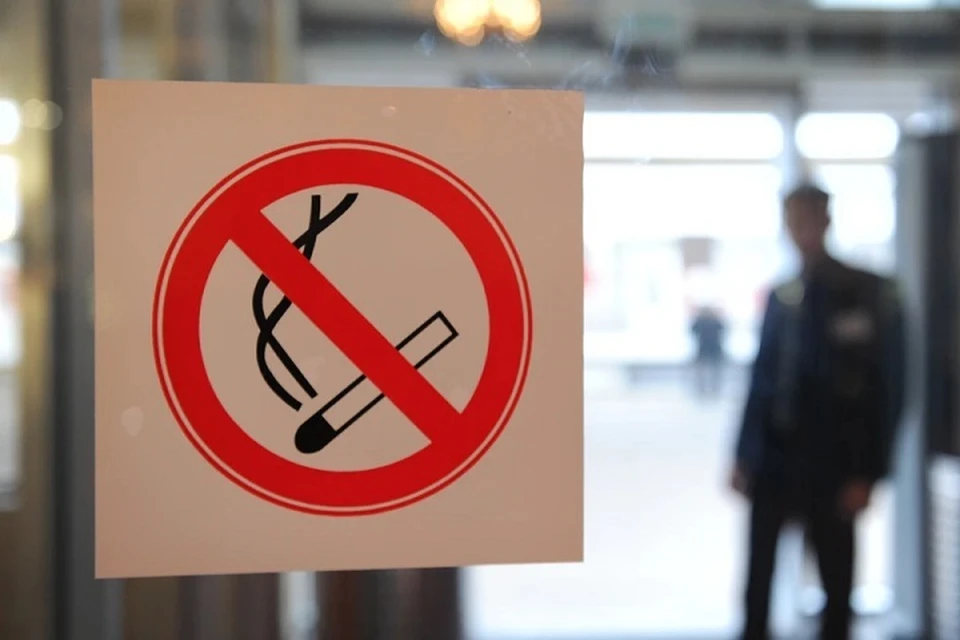 Курильщикам предложили запретить курить на тротуарах.