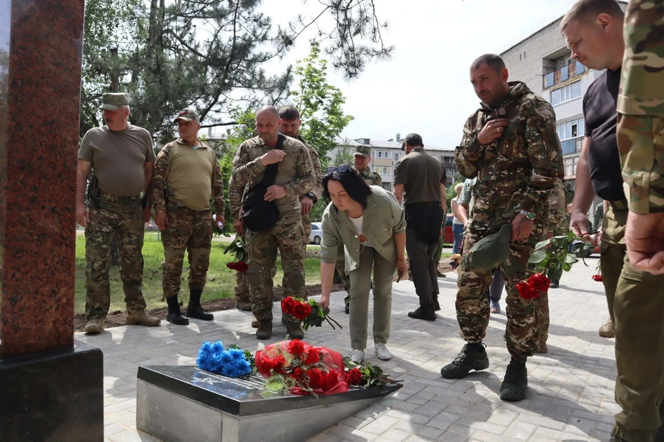 Военнослужащие и близкие погибших почтили их память минутой молчания. Фото: Зинченко/ТГ