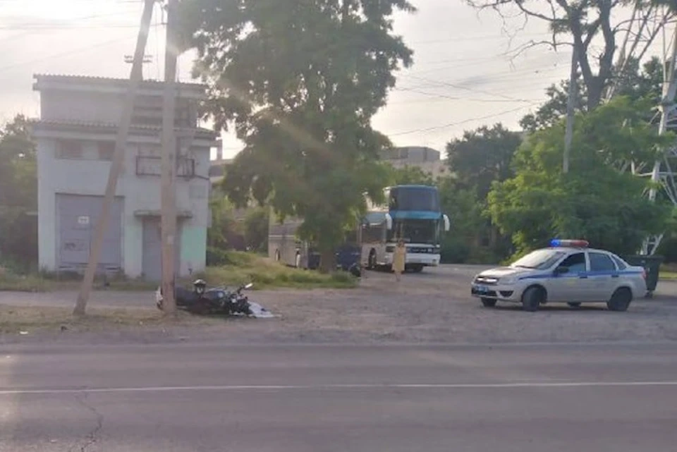 Мотоцикл увело вправо, и он врезался в дорожный знак и опору ЛЭП. Фото: УГИБДД по Ростовской области