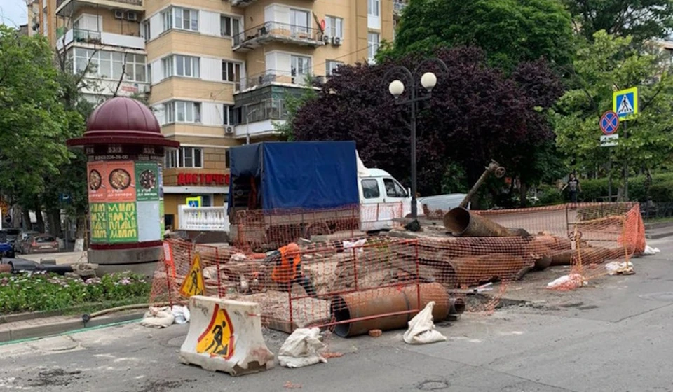 В центре ресурсники устраняют три дефекта. Фото: пресс-служба администрации Ростова