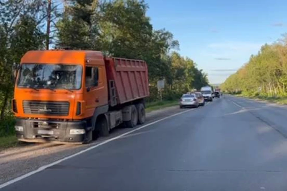 Во время движения у фуры отсоединилось левое переднее колесо.