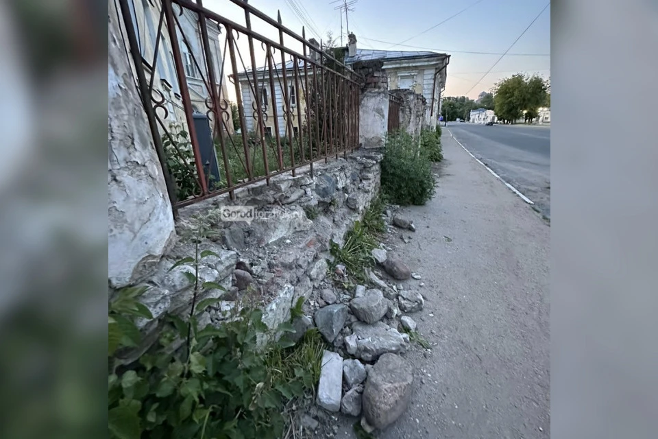 Сейчас в бывшем здании училища располагаются квартиры. А когда-то оно было усадьбой. Фото: www.gorodtorzhok.ru