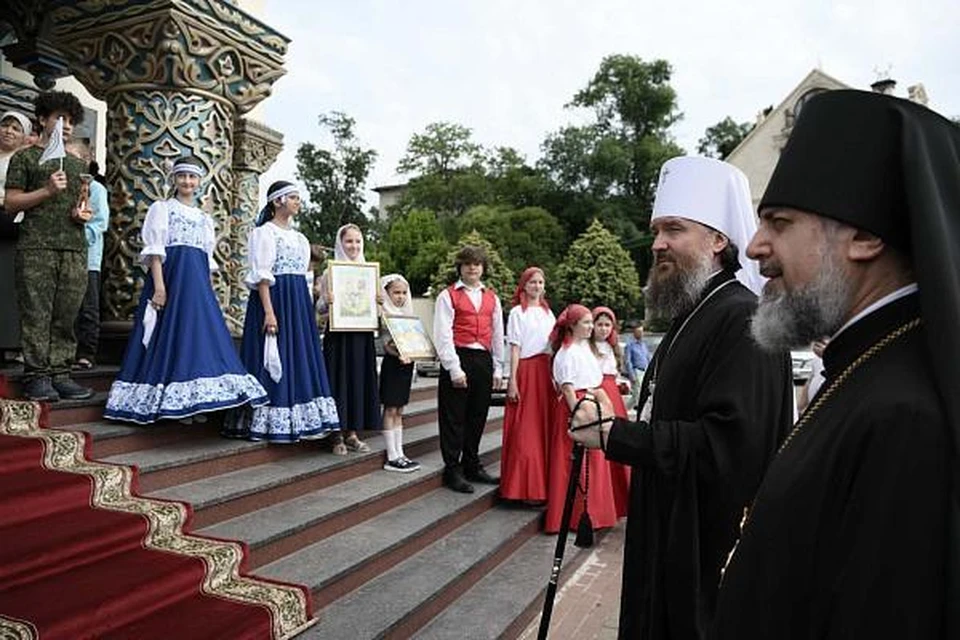 Митрополит Григорий побывал и на фотовыставке, посвященной юбилею Кубанской митрополии и Сочинской епархии.