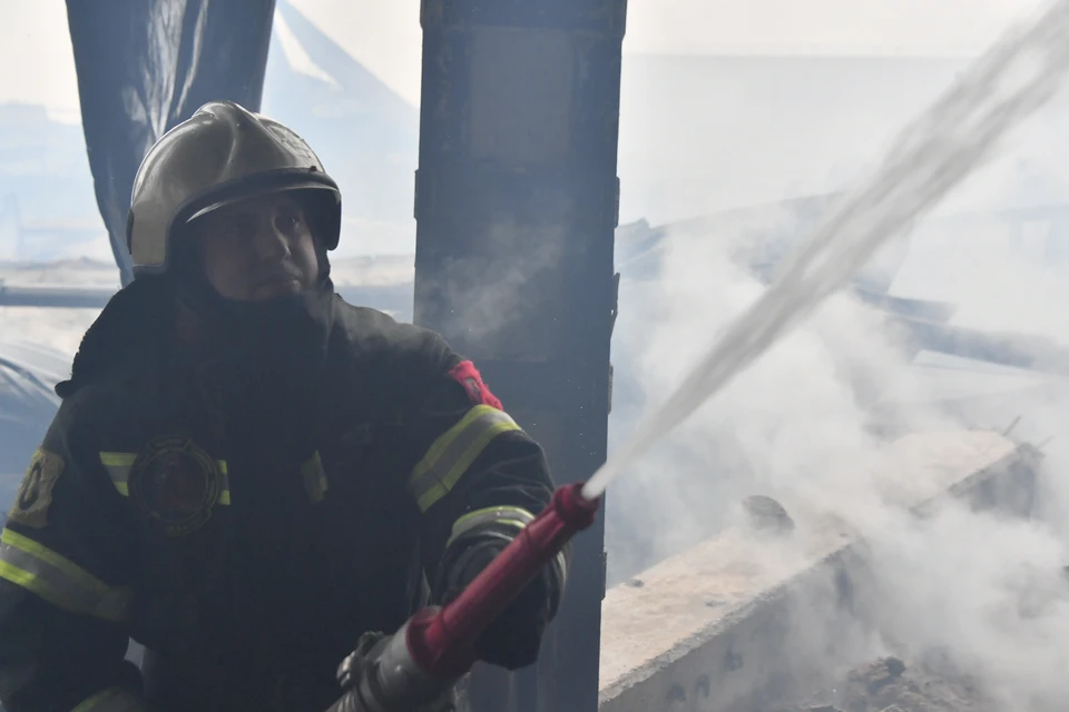 Сейчас с пожарным все хорошо, ему оказали помощь.